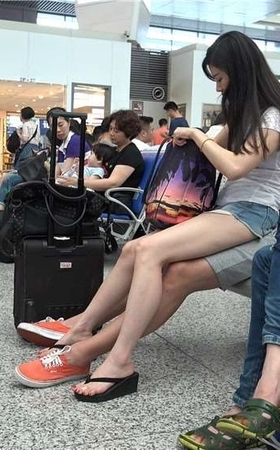 座到男友腿上的黑色松糕鞋美眉,一双玉足相当精致 [1.10 GB/…