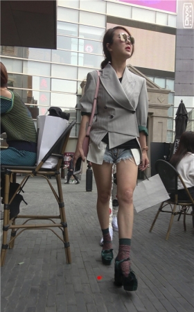 墨镜裸腿小姐姐