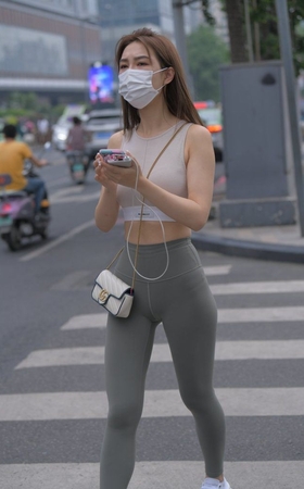 一始街拍作品  灰绿色瑜伽裤美女 [835P1V-27.2GB]