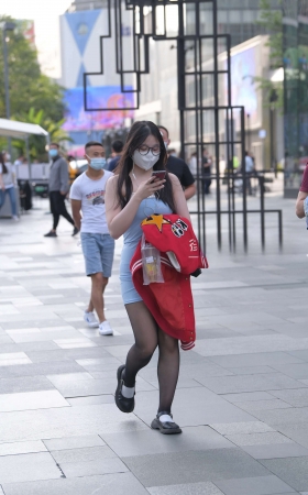 街拍微胖的短裙嘿丝小姐姐 [23P]
