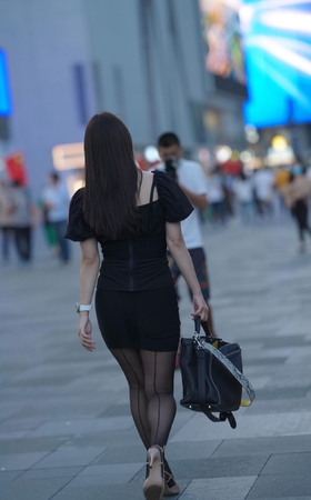 风韵犹存的黑丝小姐姐