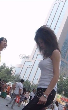 很美的一个MM在商场转悠