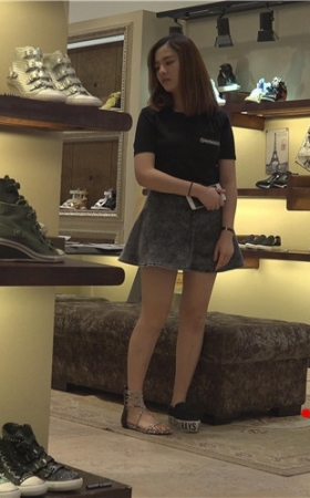 换鞋的牛仔裙小姐姐