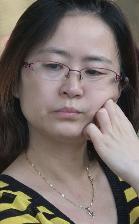 白皙美足眼镜少妇沉思