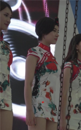 短发旗袍美女