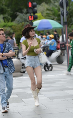 西部牛仔风热裤美眉 [23P]