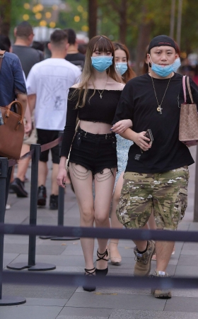黄昏后的热裤美腿女友 [17P]