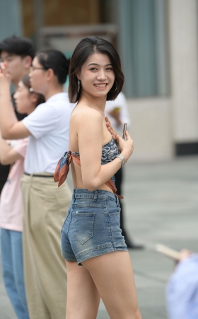 抹胸热裤，性感美女