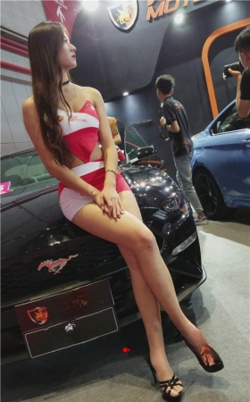 长腿车模美女