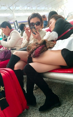 长靴美女带上眼镜真酷