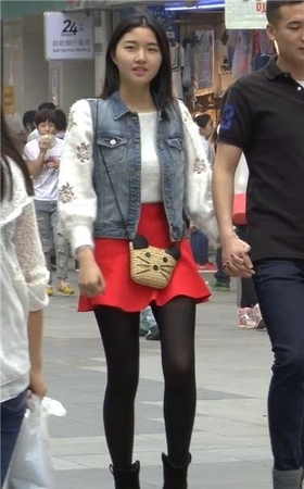 国产街拍颜值爆表的黑丝美眉