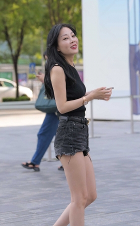 黑色热裤美女 [13P]