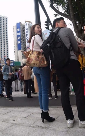 白色毛衣蓝色牛仔裤苗条身材小姐姐