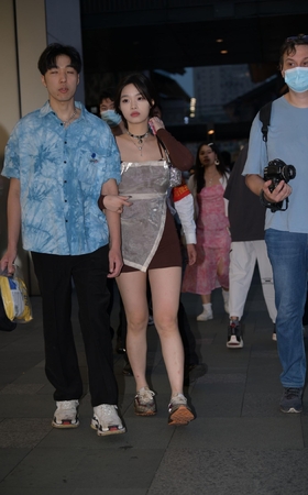 2273-34+85肉感大白腿女友