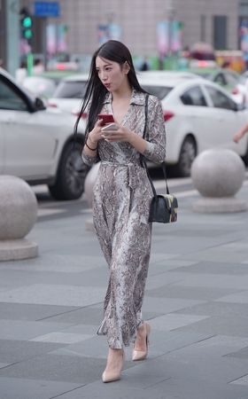 包屯裙美女