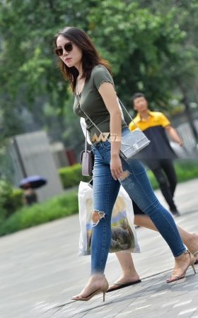 紧牛小高跟少妇 [16P]
