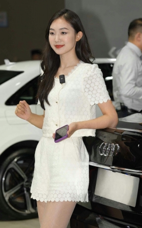 2469-65=84√超薄丝袜，甜美女生 12P