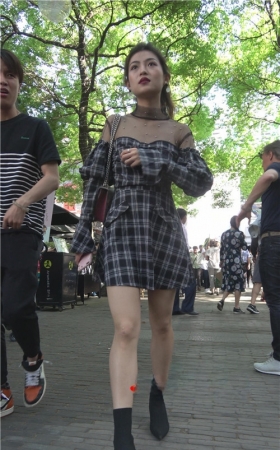 喝奶茶的连衣裙小姐姐