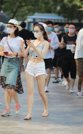玻璃街拍作品 – 热裤YY清纯小妹