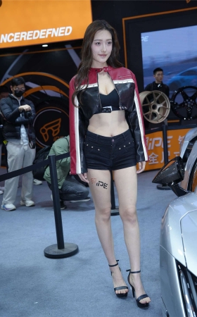 甜美高挑车模
