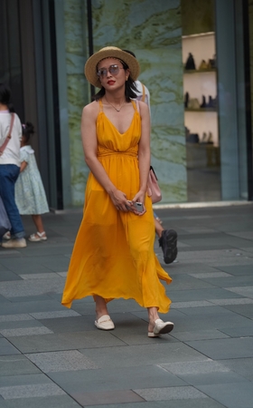 黄色长裙妹子