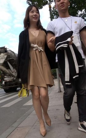 4K – 时尚的连衣裙美女 [715 MB/MP4]