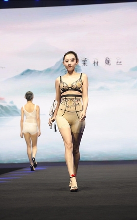 塑身美女走秀(37P)