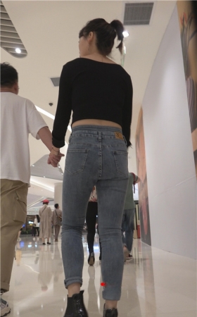 商场里的牛仔裤妹子