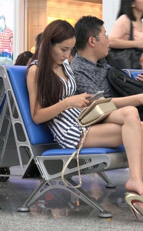 候车室美女超高跟挑鞋，脚未全露也让人恋恋不舍