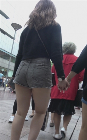 丰腴灰色热裤