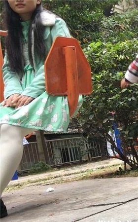 有点小忧郁的白丝袜美眉