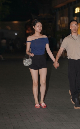 牵手美腿美眉 [18P]