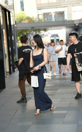 街拍风韵的吊带长裙美女 [20P]