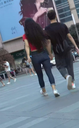 红T恤曼妙小蛮腰丰臀紧身蓝牛美女