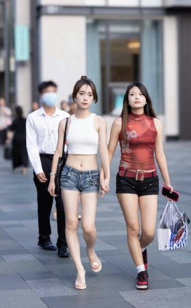 230630-12=19 街拍热裤双美辣妹 7P