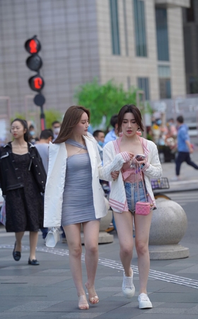 可爱热裤美眉