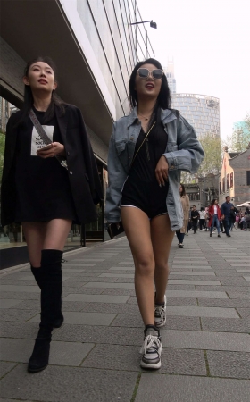 美女姐妹俩逛街