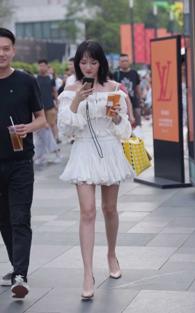 过马路的美女 [15P]
