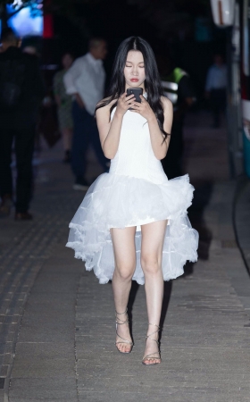 241010-21=15 时装周偶遇白裙高跟白皙美腿小仙女