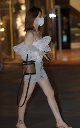 露背装牛仔裙
