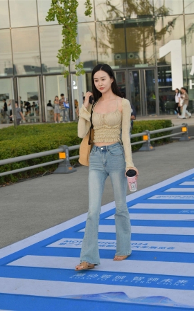高挑靓丽牛仔裤