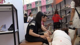 4k超清，鞋柜拍摄试鞋的气质漂亮美女