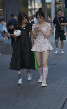 街拍碎花超短裙小妹 [20P]