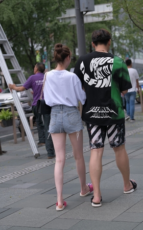 笔直的热裤美腿女友