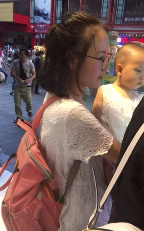 白色蕾丝连衣裙少妇