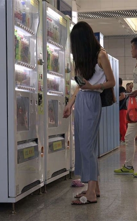 仙女气质人字拖街拍美足骨感美女