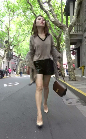 性感美腿米色高跟鞋街拍美女