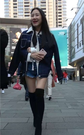 4K – 街拍超短牛仔热裤长靴MM [2.06 GB/MP4]