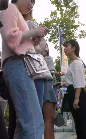 紧身蓝色牛仔裤马尾辫美女