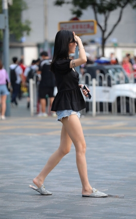 纤细的美腿，热裤小月牙美女 [14P]